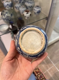 Collection vari&eacute;e en porcelaine de Chine bleu et blanc, Ming