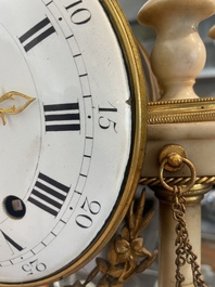 Een Franse Lodewijk XVI witmarmeren en verguld bronzen pendule, 18de/19de eeuw