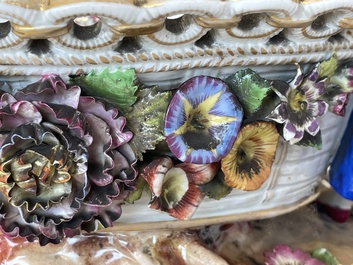 Deux groupes, un milieu de table et une tasse et soucoupe en porcelaine polychrome de Saxe, Allemagne, 19&egrave;me/20&egrave;me si&egrave;cle
