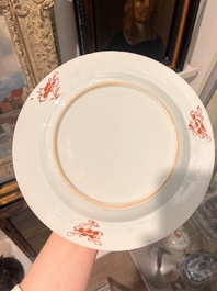 Paire de tuiles faiti&egrave;res sancai et deux paires d'assiettes en porcelaine de Chine famille rose et de style Imari, Ming et post&eacute;rieur