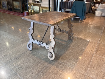 Table en noyer aux raccords en fer forg&eacute;, Espagne, 18&egrave;me si&egrave;cle