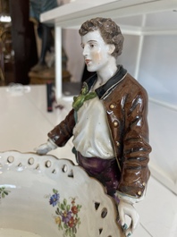 Deux groupes, un milieu de table et une tasse et soucoupe en porcelaine polychrome de Saxe, Allemagne, 19&egrave;me/20&egrave;me si&egrave;cle