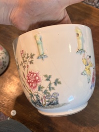 Twee Chinese famille rose vazen, een dekselkom en twee kommen, 19de/20ste eeuw
