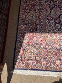 Een Perzisch Kerman (Kirman) tapijt met floraal decor, wol op katoen, 20ste eeuw