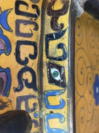 Importante bo&icirc;te couverte de forme rectangulaire en &eacute;maux cloisonn&eacute;s &agrave; fond jaune, Chine, 19&egrave;me si&egrave;cle