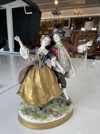 Deux groupes, un milieu de table et une tasse et soucoupe en porcelaine polychrome de Saxe, Allemagne, 19&egrave;me/20&egrave;me si&egrave;cle