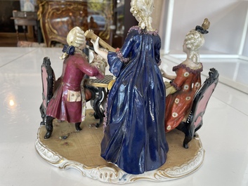 Deux groupes, un milieu de table et une tasse et soucoupe en porcelaine polychrome de Saxe, Allemagne, 19&egrave;me/20&egrave;me si&egrave;cle