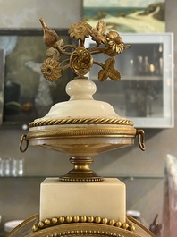 Een Franse Lodewijk XVI witmarmeren en verguld bronzen pendule, 18de/19de eeuw
