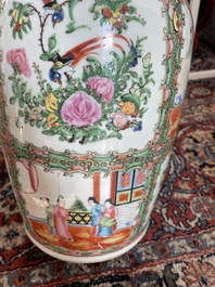 Een paar Chinese Kanton famille rose vazen met paleissc&egrave;nes en floraal decor, 19de eeuw