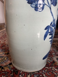 Vier Chinese blauw-witte celadon en famille rose vazen met vogels tussen bloesemtakken en herten, 19de/20ste eeuw