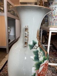 Vier Chinese blauw-witte celadon en famille rose vazen met vogels tussen bloesemtakken en herten, 19de/20ste eeuw