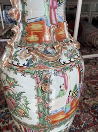 Een paar Chinese Kanton famille rose vazen met paleissc&egrave;nes en floraal decor, 19de eeuw