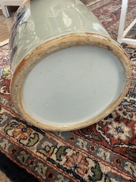 Vier Chinese blauw-witte celadon en famille rose vazen met vogels tussen bloesemtakken en herten, 19de/20ste eeuw