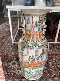 Een paar Chinese Kanton famille rose vazen met paleissc&egrave;nes en floraal decor, 19de eeuw