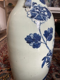 Vier Chinese blauw-witte celadon en famille rose vazen met vogels tussen bloesemtakken en herten, 19de/20ste eeuw