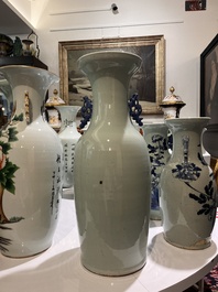Vier Chinese blauw-witte celadon vazen met vogels tussen bloesemtakken, 19de/20ste eeuw