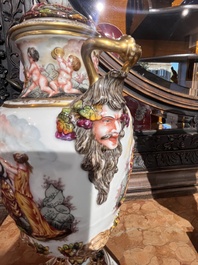 Paire de vases couverts en porcelaine polychrome et dor&eacute;e de Capodimonte &agrave; d&eacute;cor en relief apr&egrave;s les antiques, Italie, fin du 19&egrave;me si&egrave;cle