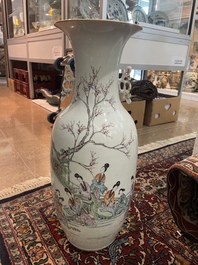 Drie Chinese famille verte borden met paleissc&egrave;nes en een famille rose vaas met dames in een paleistuin, 19de/20ste eeuw