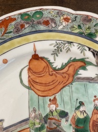 Drie Chinese famille verte borden met paleissc&egrave;nes en een famille rose vaas met dames in een paleistuin, 19de/20ste eeuw