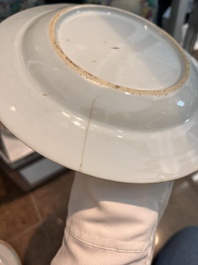 Paire de vases &agrave; d&eacute;cor de sc&egrave;nes de palais et trois assiettes &agrave; d&eacute;cor floral en porcelaine de Chine famille rose, Qianlong et post&eacute;rieur