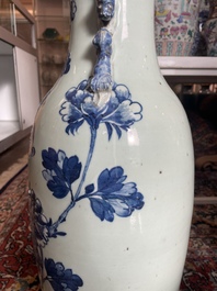 Vier Chinese blauw-witte celadon en famille rose vazen met vogels tussen bloesemtakken en herten, 19de/20ste eeuw