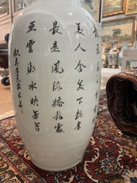 Drie Chinese famille verte borden met paleissc&egrave;nes en een famille rose vaas met dames in een paleistuin, 19de/20ste eeuw