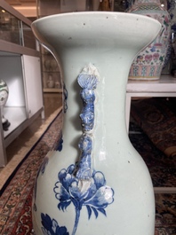 Vier Chinese blauw-witte celadon en famille rose vazen met vogels tussen bloesemtakken en herten, 19de/20ste eeuw