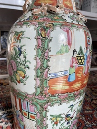 Een paar Chinese Kanton famille rose vazen met paleissc&egrave;nes en floraal decor, 19de eeuw