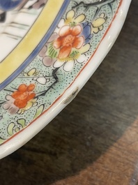 Drie Chinese famille verte borden met paleissc&egrave;nes en een famille rose vaas met dames in een paleistuin, 19de/20ste eeuw