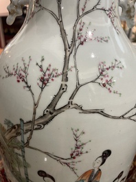 Drie Chinese famille verte borden met paleissc&egrave;nes en een famille rose vaas met dames in een paleistuin, 19de/20ste eeuw
