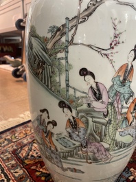 Drie Chinese famille verte borden met paleissc&egrave;nes en een famille rose vaas met dames in een paleistuin, 19de/20ste eeuw