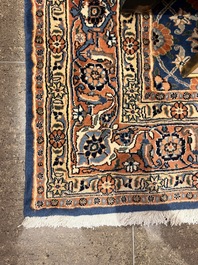 Een Perzisch Varamin tapijt met floraal decor, wol op katoen, 20ste eeuw