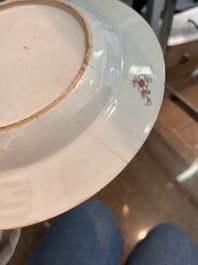 Paire de vases &agrave; d&eacute;cor de sc&egrave;nes de palais et trois assiettes &agrave; d&eacute;cor floral en porcelaine de Chine famille rose, Qianlong et post&eacute;rieur