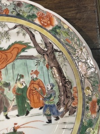 Drie Chinese famille verte borden met paleissc&egrave;nes en een famille rose vaas met dames in een paleistuin, 19de/20ste eeuw