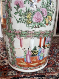 Een paar Chinese Kanton famille rose vazen met paleissc&egrave;nes en floraal decor, 19de eeuw