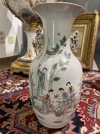 Zes Chinese famille rose en qianjiang cai vazen met floraal en figuratief decor, 19de/20ste eeuw