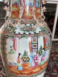 Een paar Chinese Kanton famille rose vazen met paleissc&egrave;nes en floraal decor, 19de eeuw