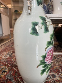 Vier Chinese blauw-witte celadon en famille rose vazen met vogels tussen bloesemtakken en herten, 19de/20ste eeuw