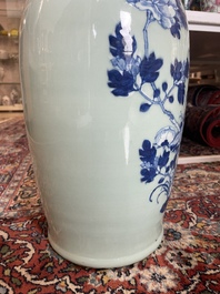 Vier Chinese blauw-witte celadon en famille rose vazen met vogels tussen bloesemtakken en herten, 19de/20ste eeuw