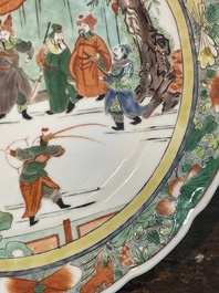 Drie Chinese famille verte borden met paleissc&egrave;nes en een famille rose vaas met dames in een paleistuin, 19de/20ste eeuw