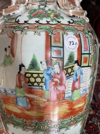 Een paar Chinese Kanton famille rose vazen met paleissc&egrave;nes en floraal decor, 19de eeuw