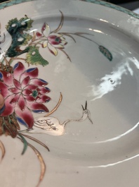 Paire de vases &agrave; d&eacute;cor de sc&egrave;nes de palais et trois assiettes &agrave; d&eacute;cor floral en porcelaine de Chine famille rose, Qianlong et post&eacute;rieur