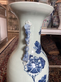 Vier Chinese blauw-witte celadon en famille rose vazen met vogels tussen bloesemtakken en herten, 19de/20ste eeuw