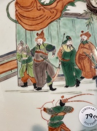 Drie Chinese famille verte borden met paleissc&egrave;nes en een famille rose vaas met dames in een paleistuin, 19de/20ste eeuw