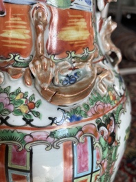 Een paar Chinese Kanton famille rose vazen met paleissc&egrave;nes en floraal decor, 19de eeuw