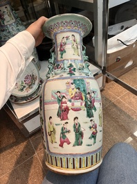 Paire de vases &agrave; d&eacute;cor de sc&egrave;nes de palais et trois assiettes &agrave; d&eacute;cor floral en porcelaine de Chine famille rose, Qianlong et post&eacute;rieur