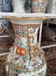Een paar Chinese Kanton famille rose vazen met paleissc&egrave;nes en floraal decor, 19de eeuw