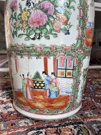 Een paar Chinese Kanton famille rose vazen met paleissc&egrave;nes en floraal decor, 19de eeuw