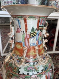 Een paar Chinese Kanton famille rose vazen met paleissc&egrave;nes en floraal decor, 19de eeuw