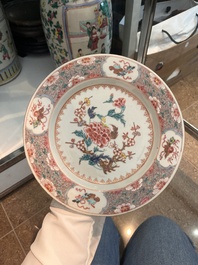 Paire de vases &agrave; d&eacute;cor de sc&egrave;nes de palais et trois assiettes &agrave; d&eacute;cor floral en porcelaine de Chine famille rose, Qianlong et post&eacute;rieur